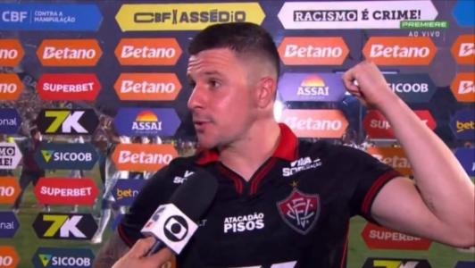 Renato Kayzer dispara contra a arbitragem de Vasco x Vitória, neste domingo (5), em São Januário