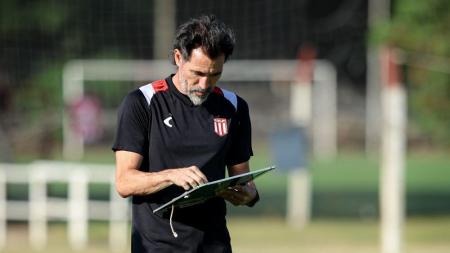 Eduardo Domínguez durante treinamento do Estudiantes-ARG