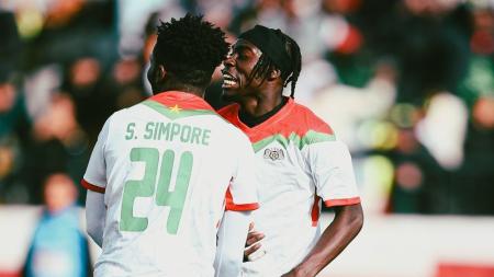 Jogadores de Burkina Faso celebram gols sobre Guiné Equatorial na Copa Africana de Nações