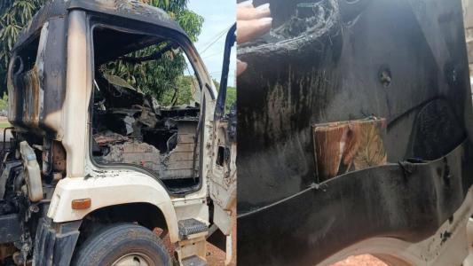 Caminhão pega fogo e tem cabine consumida por chamas mas biblia que estava dentro do veículo sai ilesa