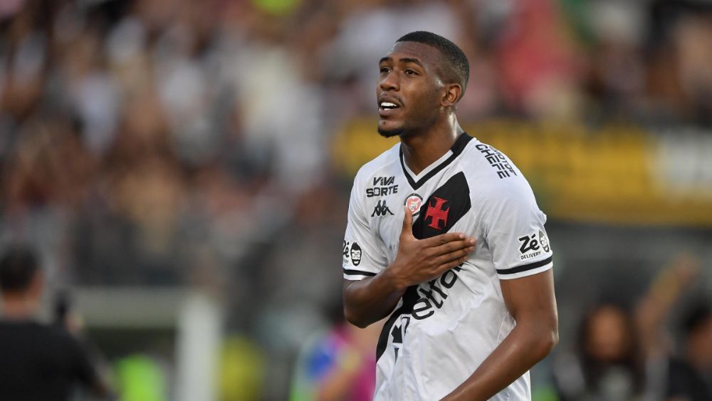 Titular do Vasco exalta triunfo sobre o Vitória e projeta sequência positiva em casa