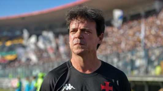 Fernando Diniz na partida entre Vasco e Vitória, neste domingo (5)