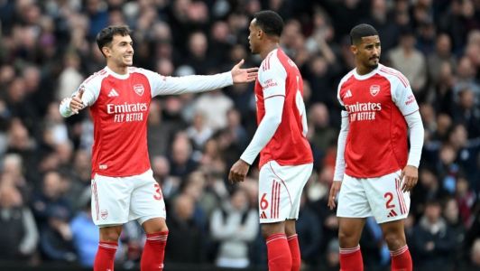 Jogadores do Arsenal celebram vitória sobre o West Ham, pela Premier League