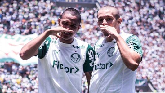 Jogadores do Palmeiras celebram gol sobre o Remo na Copinha