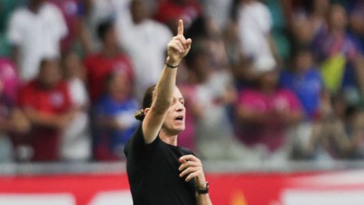 Filipe Luís instrui os seus jogadores na beira do campo da Fonte Nova, em duelo do Flamengo contra o Bahia, neste domingo (5)