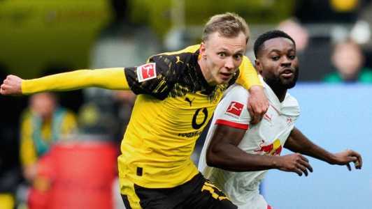 Jogadores de Dortmund e RB Leipzig em ação pela Bundesliga