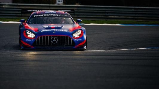 Carro da Verstappen Racing em ação na categoria GT