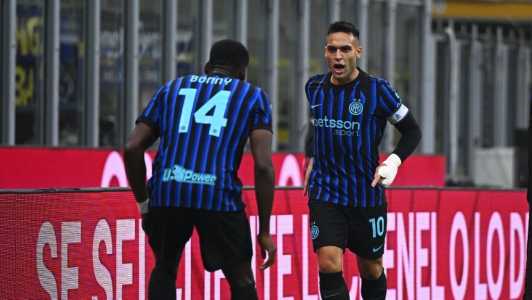 Bonny e Lautaro celebram gol sobre Cremonese pelo Italiano