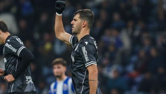 Nélson Oliveira, do Vitória de Guimarães, celebra gol sobre o Porto