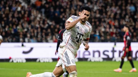 Luís Díaz celebra gol sobre o Frankfut