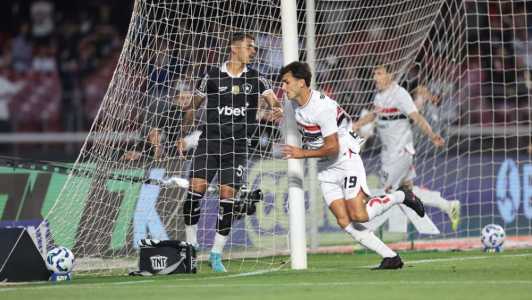 Dinenno logo após marcar o gol da vitória do São Paulo diante do Botafogo, neste domingo (14)