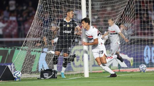 Dinenno logo após marcar o gol da vitória do São Paulo diante do Botafogo, neste domingo (14)