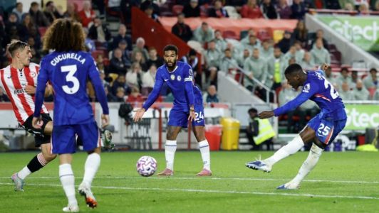 Finalização de Caicedo na partida entre Chelsea e Brentford, neste sábado (13)