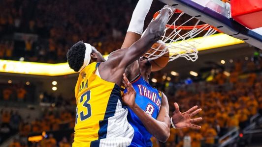 Pascal Siakam em enterrada sobre jogador do Thunder no jogo 6 das finais da NBA em 2025