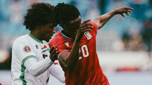 Jogadores de Guiné Equatorial e Sudão em ação pela Copa Africana de Nações