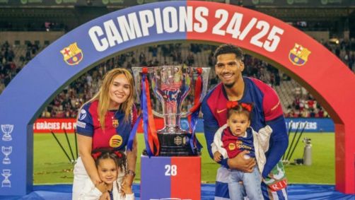 Ronald Araujo do Barcelona com sua esposa e filhas