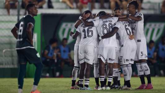 Elenco do Botafogo comemorando gol em jogo contra Boavista