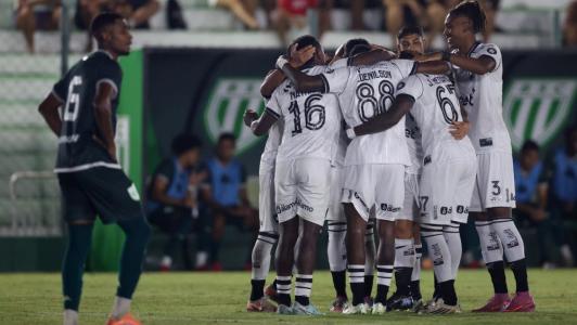 Elenco do Botafogo comemorando gol em jogo contra Boavista