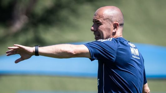 Leonardo Jardim, técnico do Cruzeiro, em treinamento na Toca da Raposa II