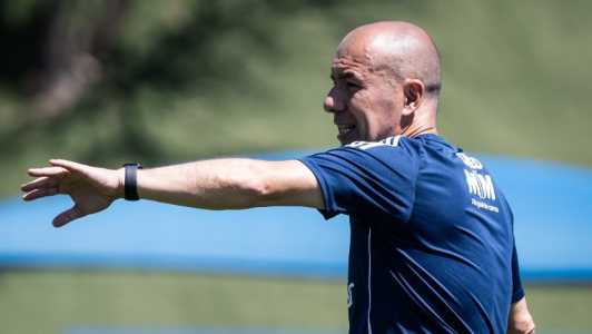 Leonardo Jardim, técnico do Cruzeiro, em treinamento na Toca da Raposa II