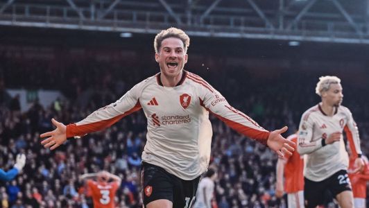 Alexis Mac Allister, meia do Liverpool, celebra gol sobre o Nottingham Forest