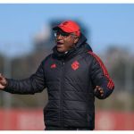 Roger Machado defende volante do Inter e questiona críticas: 'Me surpreende'