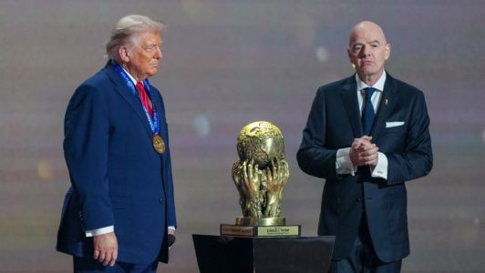 Donald Trump (à esq.), presidente dos EUA, recebe o Prêmio da Paz da Fifa de Gianni Infantino (à dir.), presidente da Fifa