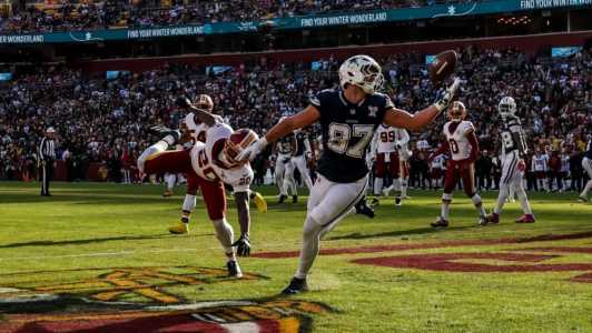 Jake Ferguson, dos Cowboys, anota TD contra os Commanders