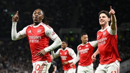 Jogadores do Arsenal celebram vitória sobre o Tottenham no Campeonato Inglês