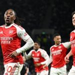 Arsenal goleia Tottenham em clássico londrino e segue na ponta da Premier League