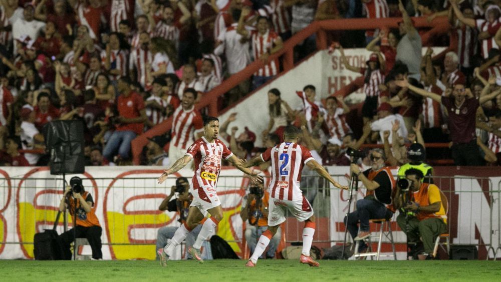 Com gol heróico no final, Náutico bate Brusque e garante acesso à Série B