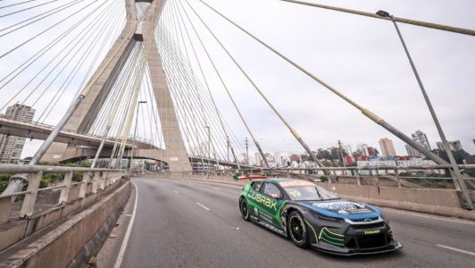 Felipe Massa guia carro da Stock Car pelas ruas de São Paulo e agita público