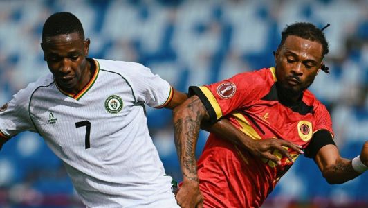 Jogadores de Angola e Zimbábue em ação pela Copa Africana de Nações