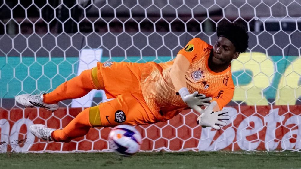 Após classificação, Hugo Souza repreende fala machista de zagueiro do RB Bragantino