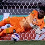 Após classificação, Hugo Souza repreende fala machista de zagueiro do RB Bragantino