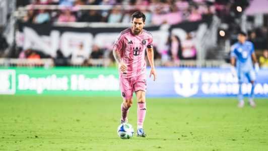 Lionel Messi em campo pelo Inter Miami contra o Atlanta United, neste sábado (11)