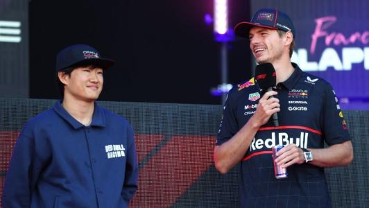 Yuki Tsunoda (esq.) e Max Verstappen (dir.) pilotos da Red Bull nesta temporada
