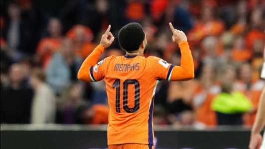 Memphis celebra o seu gol pela Holanda diante da Finlândia, neste domingo (12)