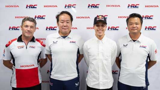 Diogo Moreira (de boné) é anunciado como novo piloto da equipe LRC Honda na Moto GP