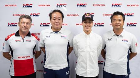 Diogo Moreira (de boné) é anunciado como novo piloto da equipe LRC Honda na Moto GP
