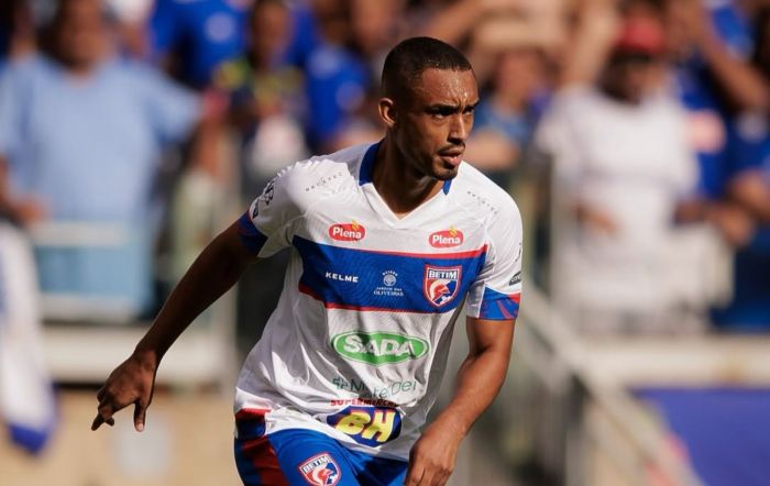 Eurico, revelado pelo Cruzeiro, defende as coisas do Betim