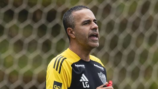 Lucas Gonçalves, auxiliar-técnico durante treino do Atlético na Cidade do Galo