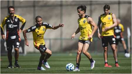 Biel e Alexsander durante treino do Atlético, nesta quinta-feira (7), na Cidade do Galo