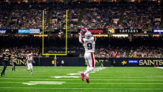 O wide receiver Kayshon Boutte realiza recepção no jogo contra o New Orleans Saints