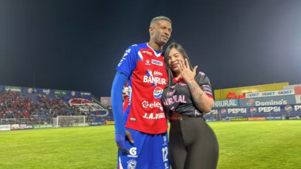 Jogador de Guatemala tem noivado encerrado três dias após pedido em estádio