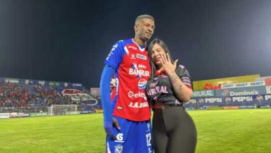 Derrickson Quirós pede namorada em casamento no estádio