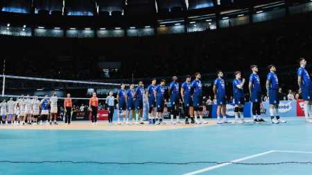Jogadores de Itambé Minas e Sada Cruzeiro antes de duelo pela final do Mineiro Masculino de Vôlei