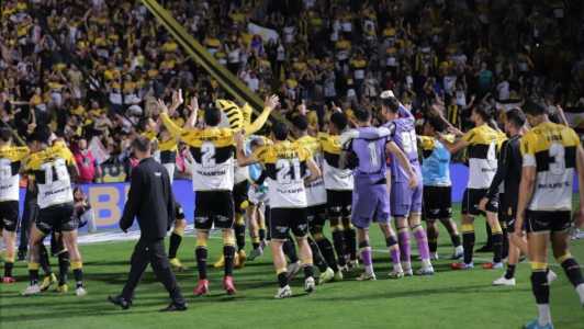 Jogadores do Criciúma celebram com a torcida no Heriberto Hulse o triunfo sobre o América