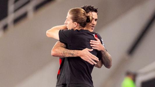 Filipe Luís abraça Pedro durante partida entre Flamengo e Botafogo