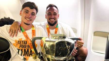 Breno Bidon e Maycon com a taça da Copa do Brasil conquistada pelo Corinthians